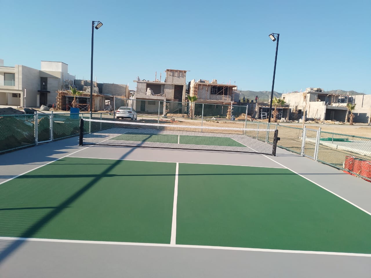 Canchas de pickleball en fraccionamiento residencial de Los Cabos Baja California Sur con pintura gris y verde